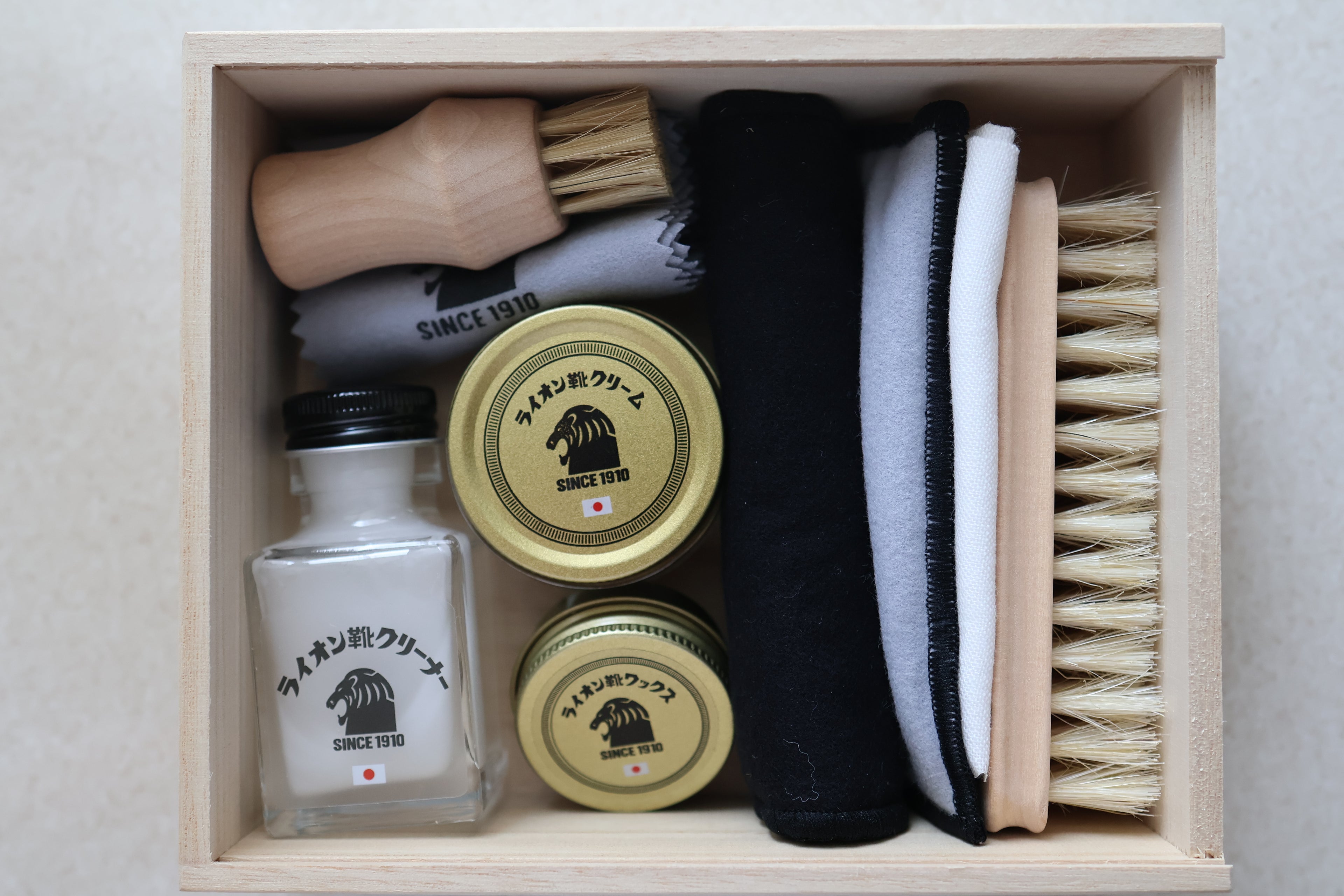Lion Shoe Polish Set ชุดขัดรองเท้าหนังจากญี่ปุ่น | ทำความสะอาด บำรุง และเพิ่มความเงาในชุดเดียว