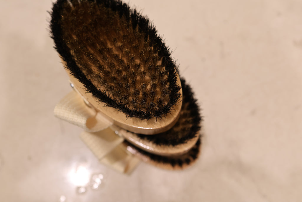 Head over heels Suede Brush | แปรงดูแลหนังกลับ ด้ามไม้บีช