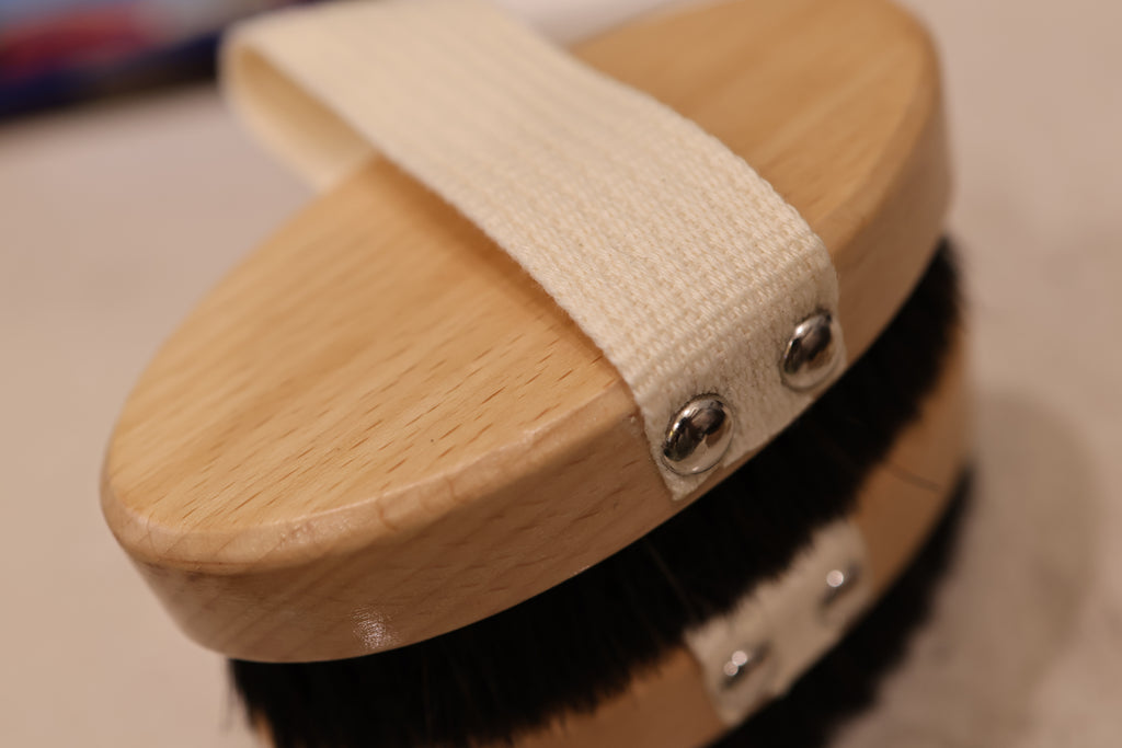 Head over heels Suede Brush | แปรงดูแลหนังกลับ ด้ามไม้บีช