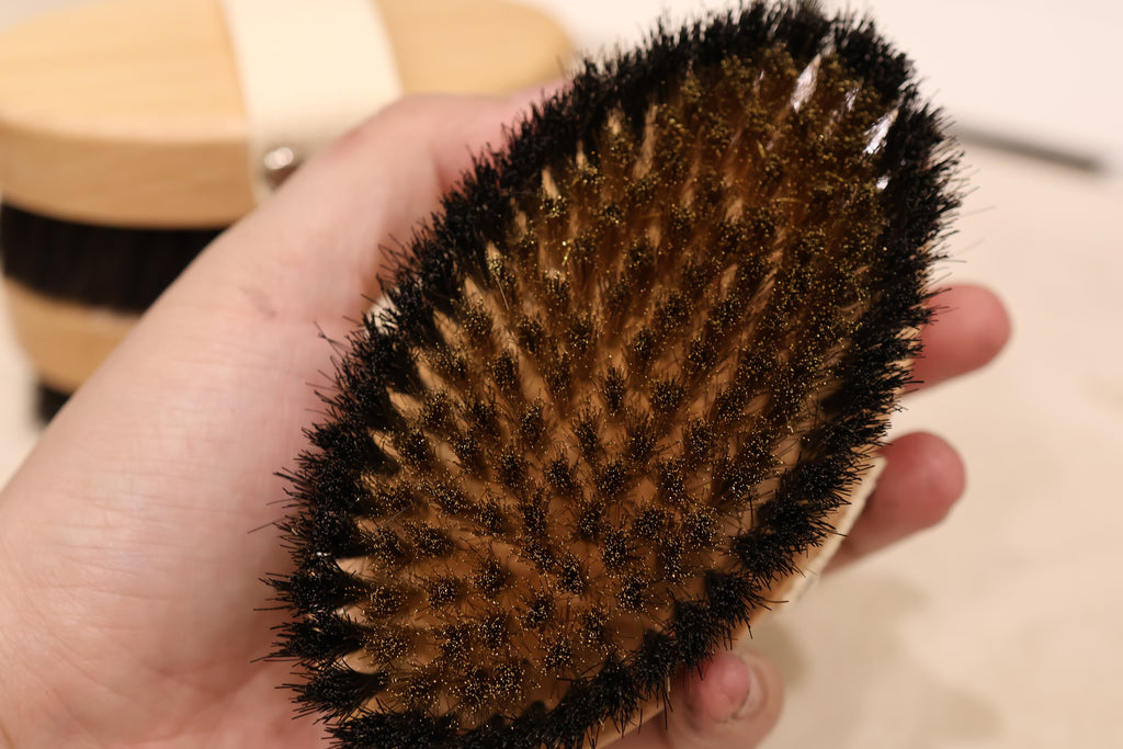 Head over heels Suede Brush | แปรงดูแลหนังกลับ ด้ามไม้บีช
